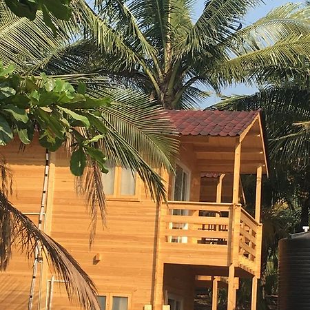 Tiara Fiesta Beach Cottages Morjim Eksteriør billede